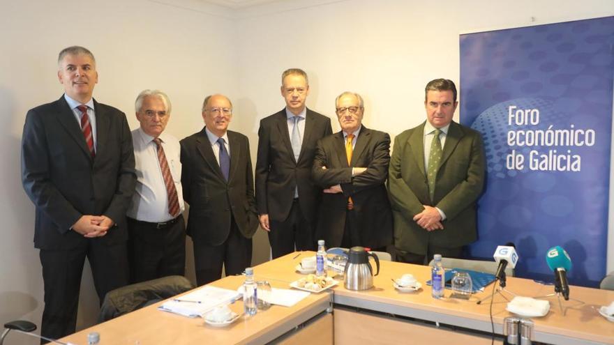 Santiago Lago, Jaime Barreiro, González Laxe, Fernández Pellicer, Emilio Pérez Nieto y Víctor Nogueira, en la presentación del informe del Foro Económico de Galicia