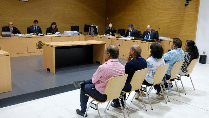 Los acusados, en la vista celebrada ayer en la Audiencia de Las Palmas.