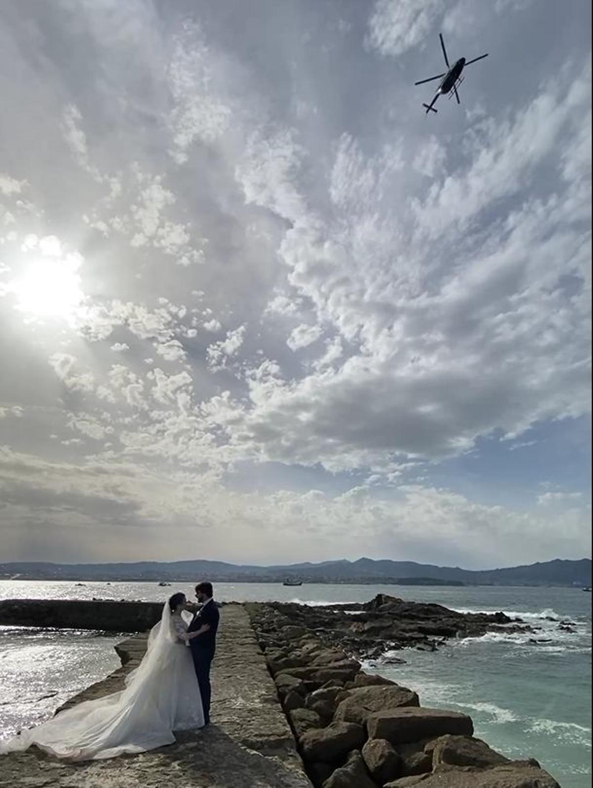 La pareja durante el reportaje fotográfico y la llegada del helicóptero.