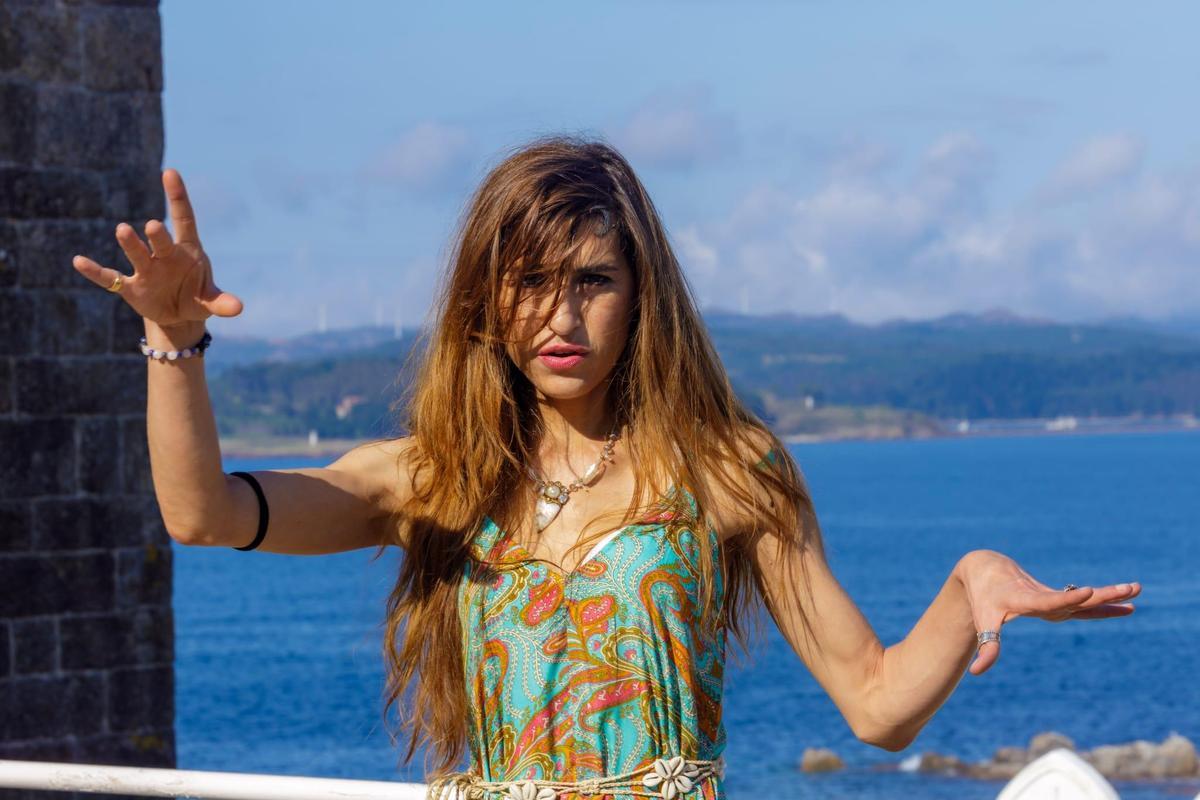 Ama Wilde, pintora, cantautora e poeta afincada en Muxía.