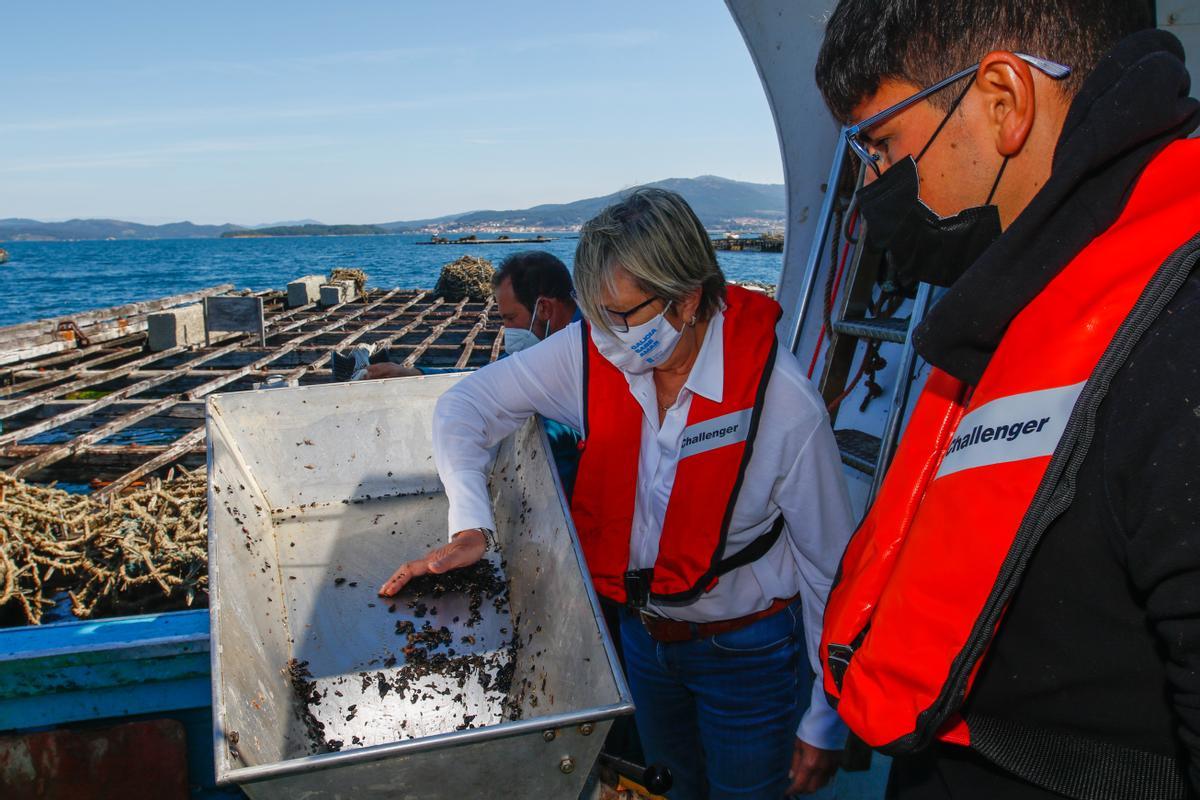 La conselleira de Mar, Rosa Quintana, durante una visita a las bateas.