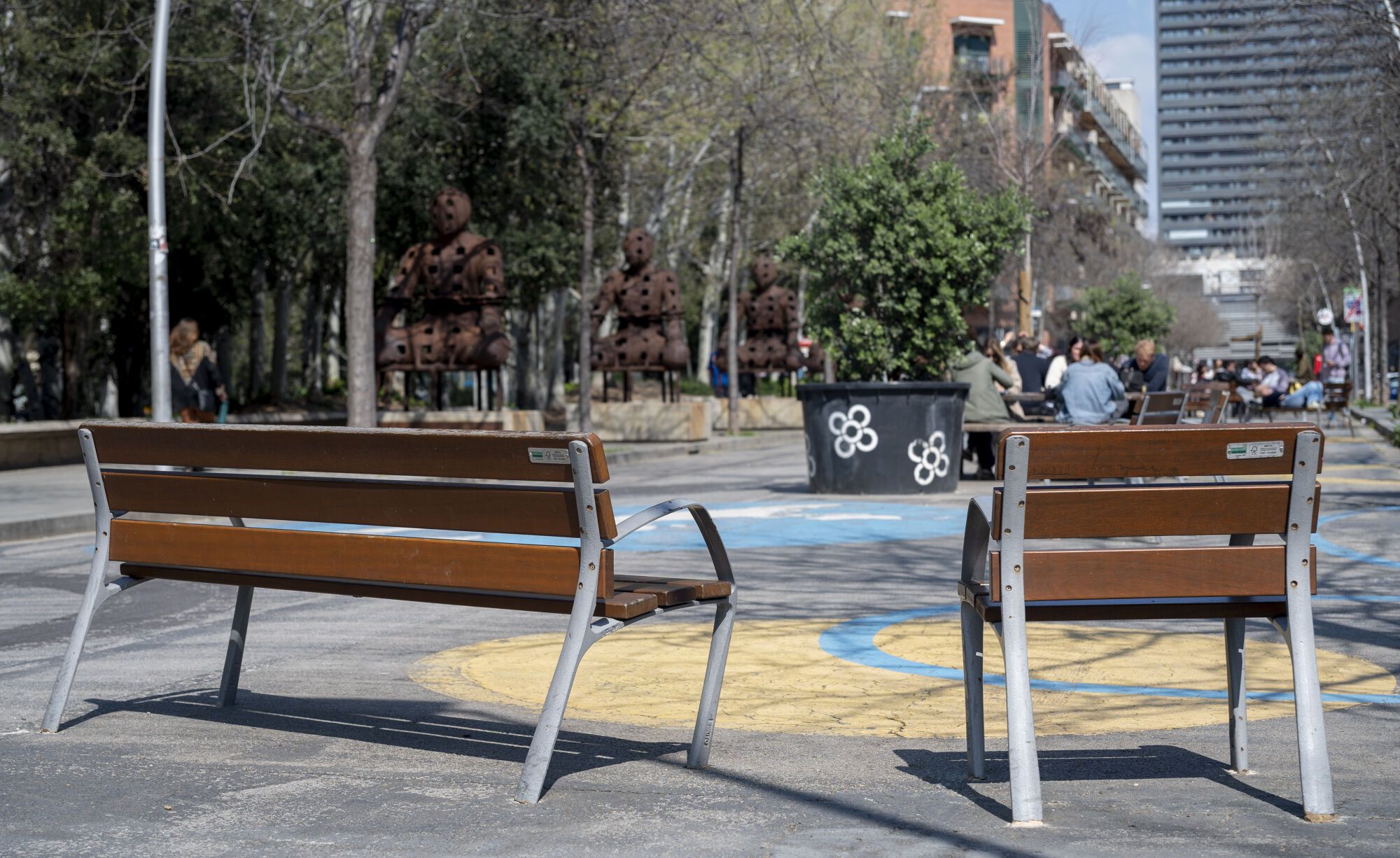 Barcelona. 23.03.2026. Barcelona. Banco en la calle Sancho de Ávila en el barrio de Sant Martí. Fotografía de Jordi Cotrina