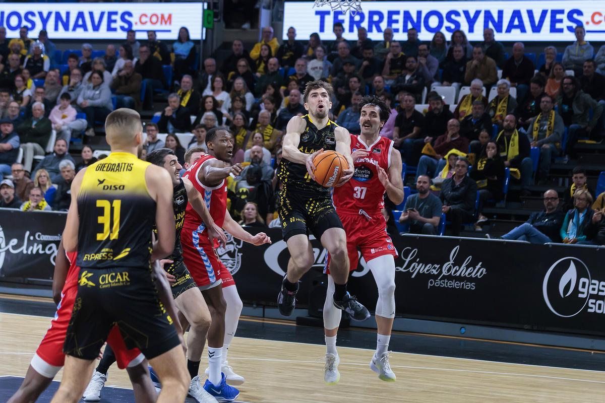 Van Beck penetra a canasta tras dejar atrás a Andric.