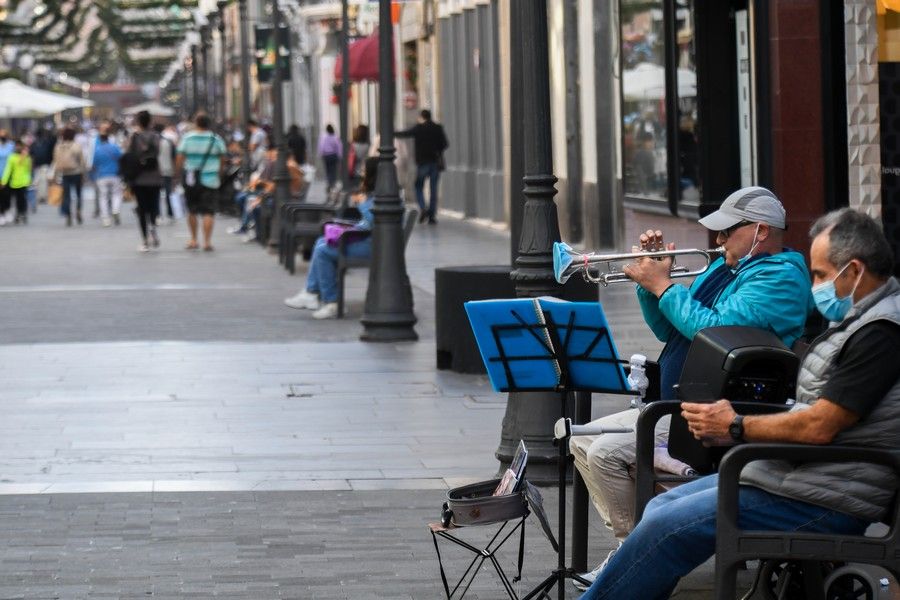 Comercios en la calle de Triana durante la campaña de Navidad y Reyes