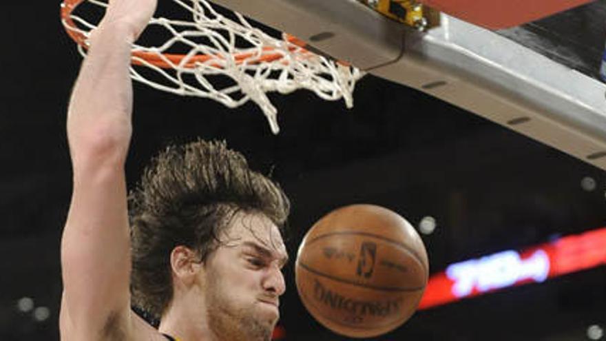 Pau Gasol machaca la canasta en un partido de la NBA