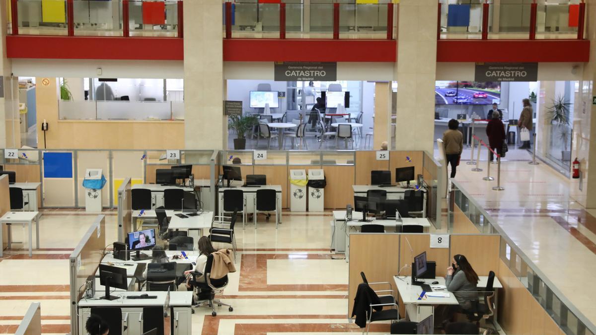 Empleados trabajan en una oficina de la Agencia Tributaria.