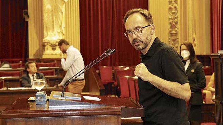 El diputado de Més per Menorca Josep Castells en una intervención del pleno. PARLAMENT