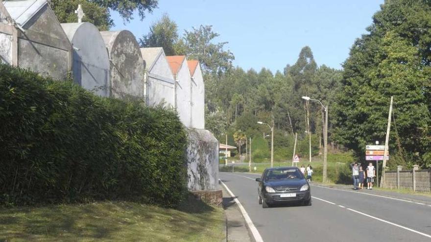 Panteones en esquina en el cementerio de Dorneda, casi sobre la calzada, que es necesario demoler.