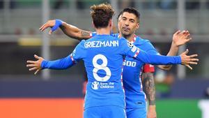 Griezmann se abraza con Suárez en San Siro.