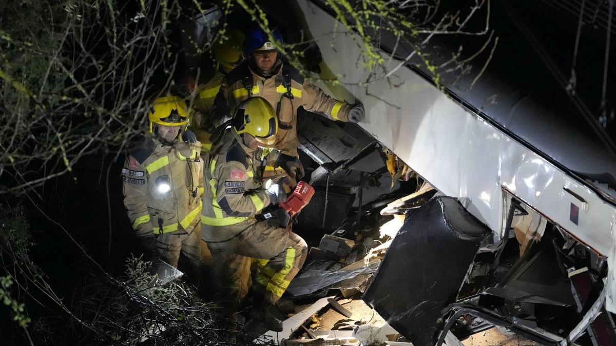 Lugar del accidente del tren de la R4 que circulaba y ha colisionado al caer a la vía un muro de contención.
