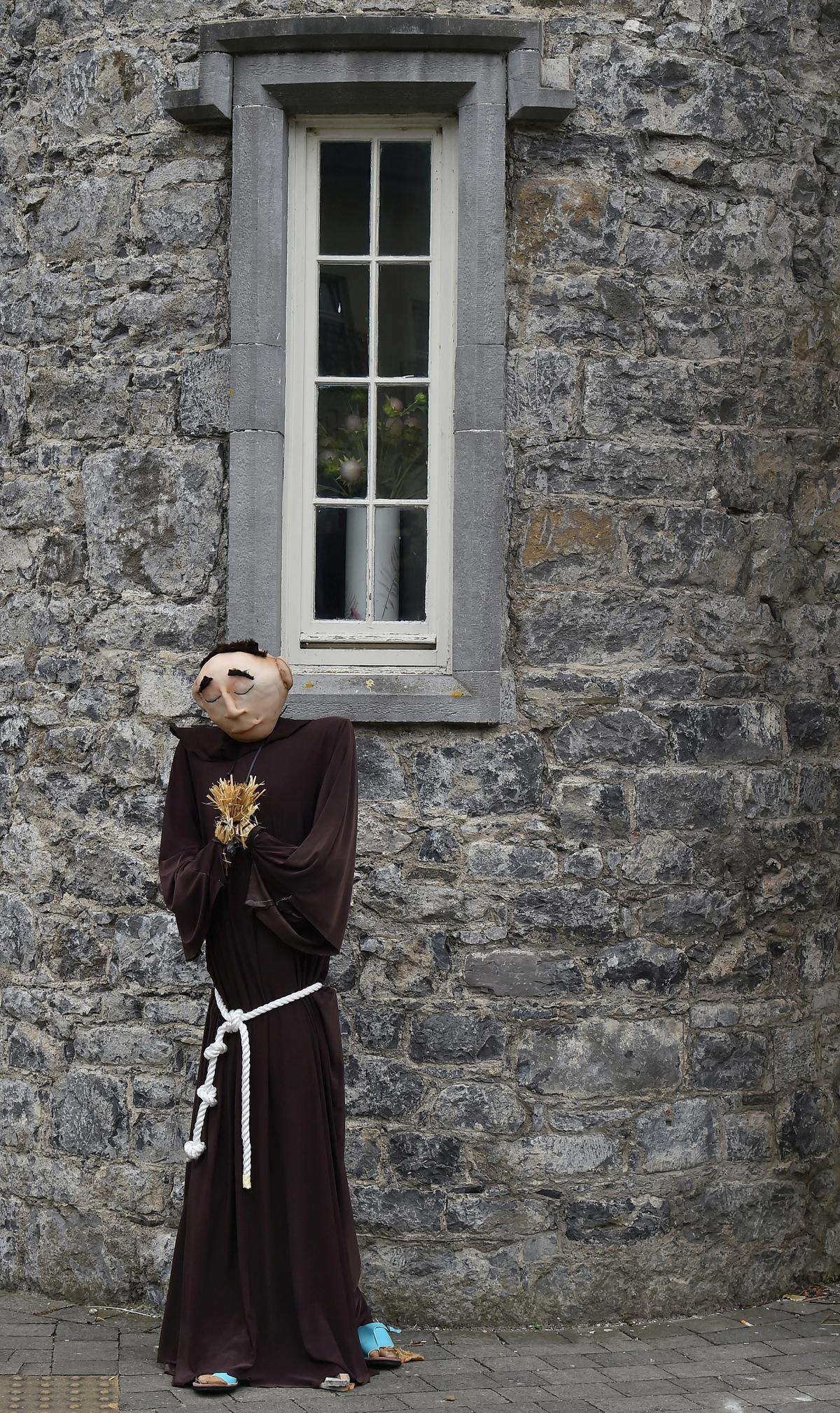 Mil y un espantapájaros en el festival de Durrow (Irlanda)