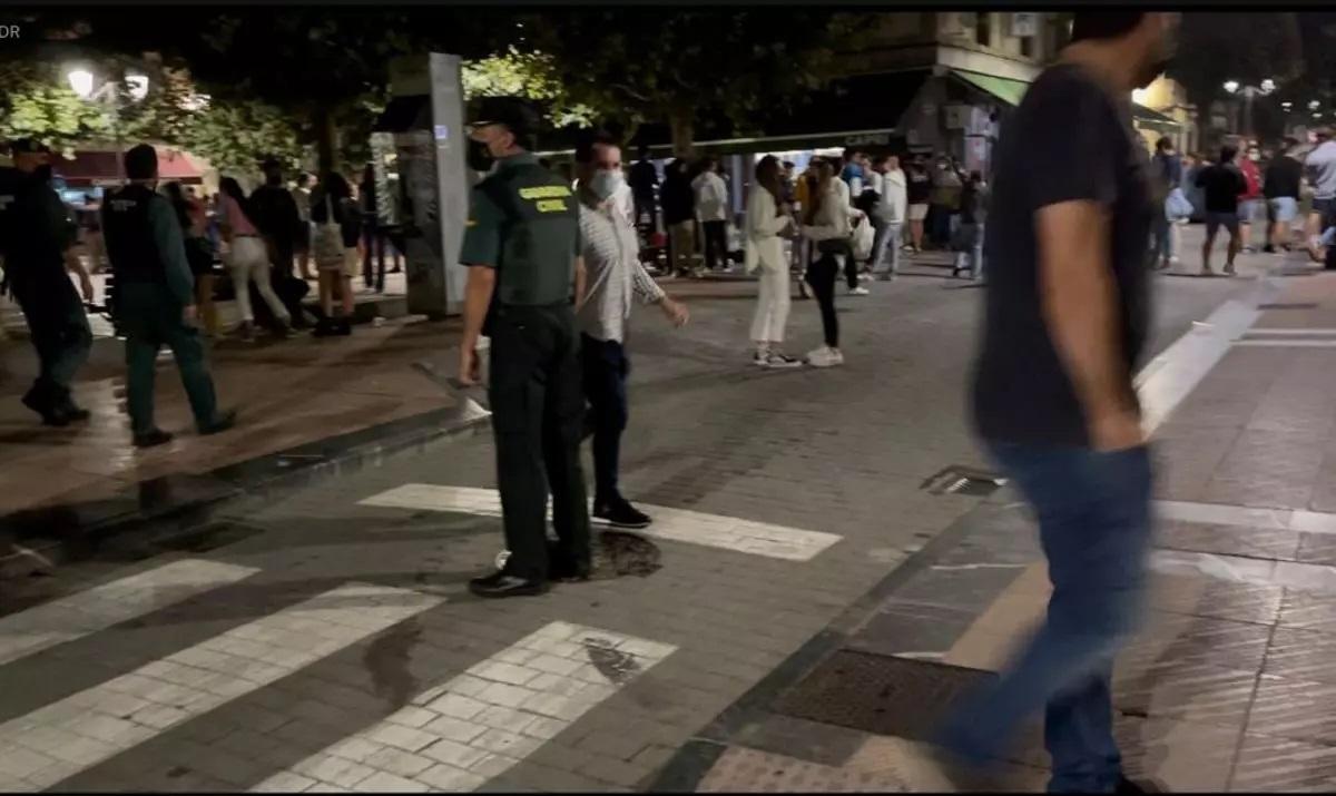Agentes de la Guardia Civil patrullan por Ribadesella.