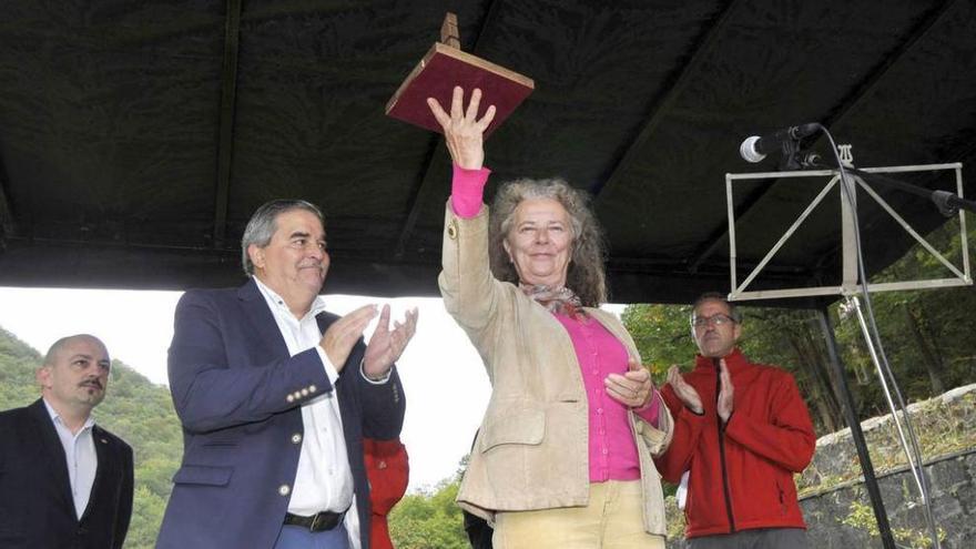 Carmen García sostiene el galardón &quot;Pozo Fortuna&quot; junto al alcalde de Mieres.