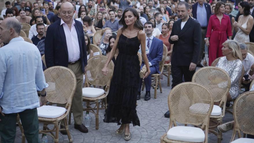 Los &#039;looks&#039; de la reina Letizia en Mallorca: Un vestido &#039;boho&#039; y detalles dorados para clausurar el Atlàntida