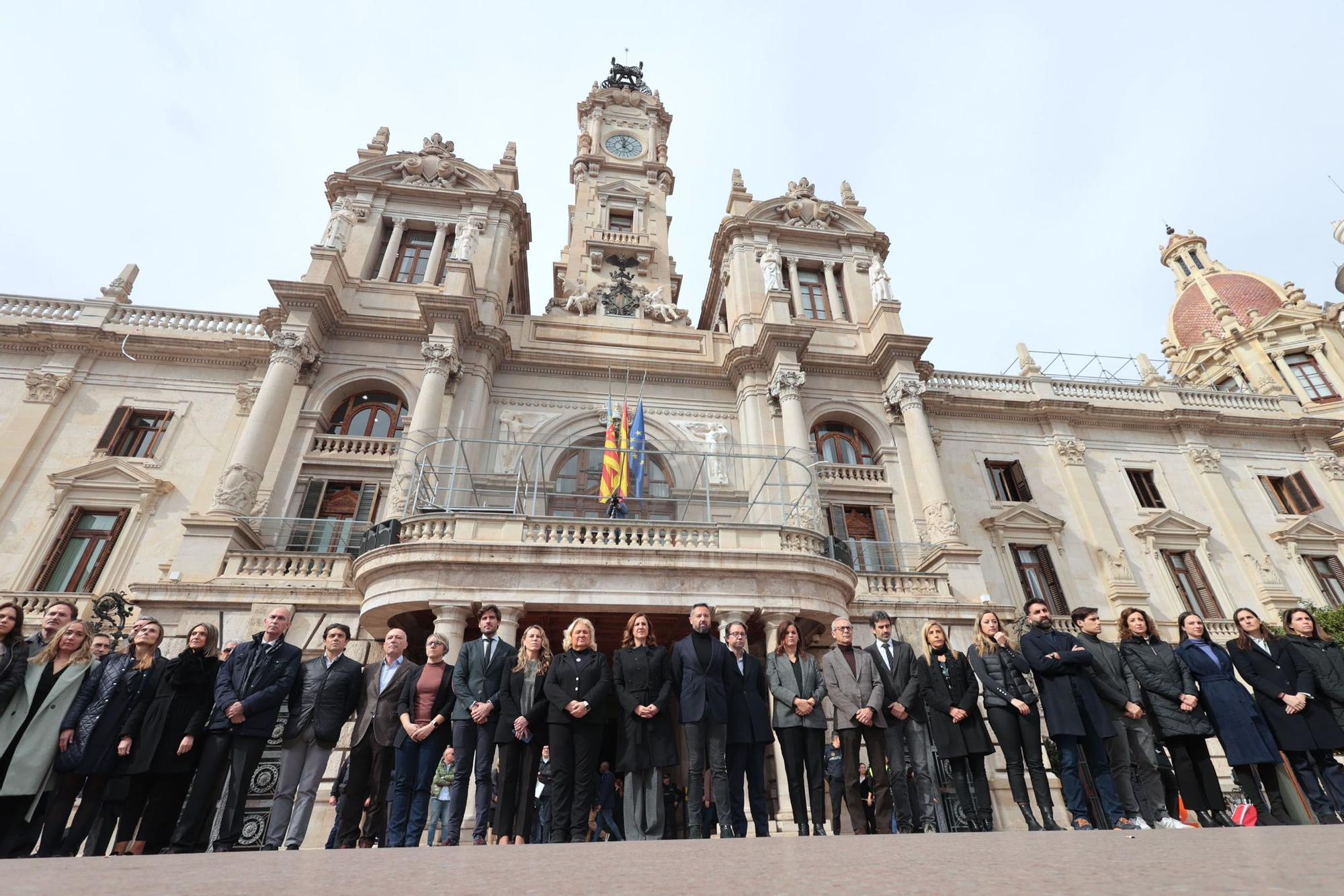 Minuto de silencio en la Plaza del Ayuntmiento por las víctimas del incendio de Campanar