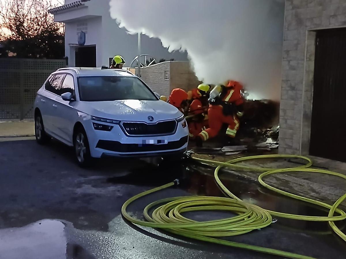 Los bomberos, en plena actuación.