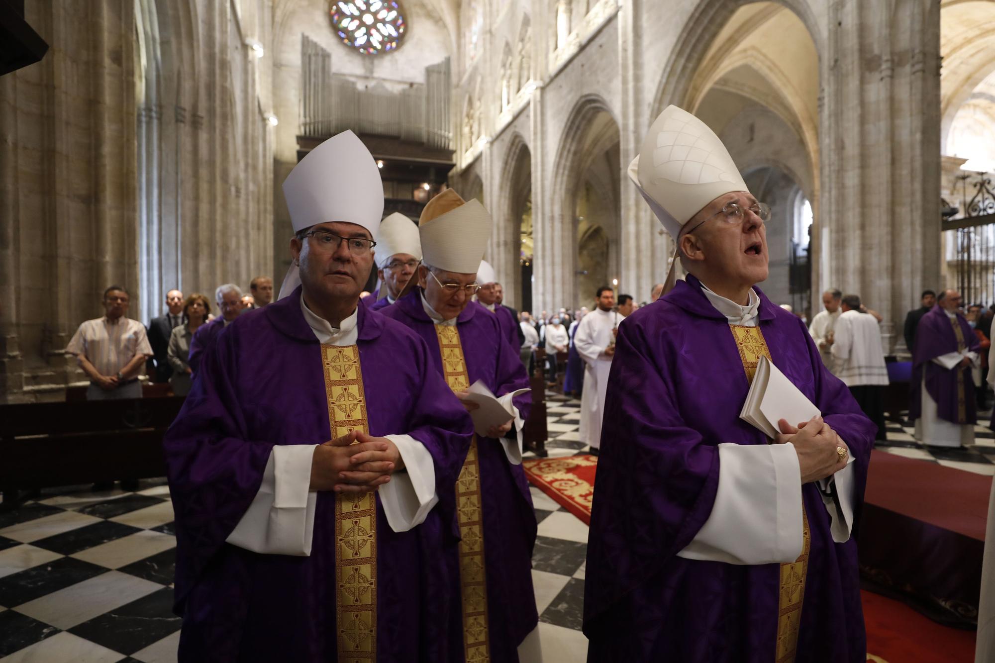 EN IMÁGENES: Asturias despide a Gabino Díaz Merchán en un multitudinario funeral en la Catedral de Oviedo