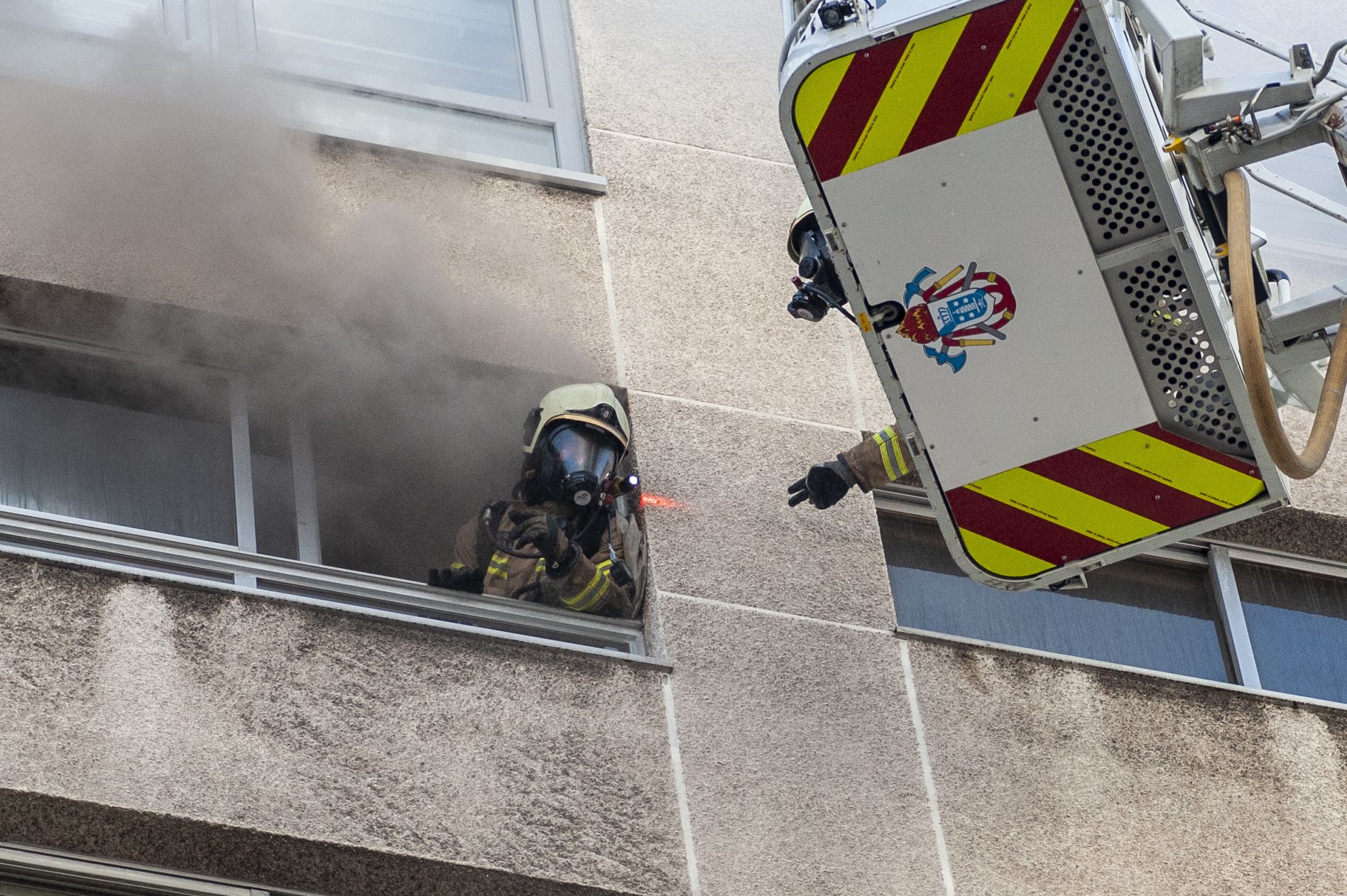 Los bomberos sofocan un incendio en una vivienda de Costa da Unión con Pla y Cancela