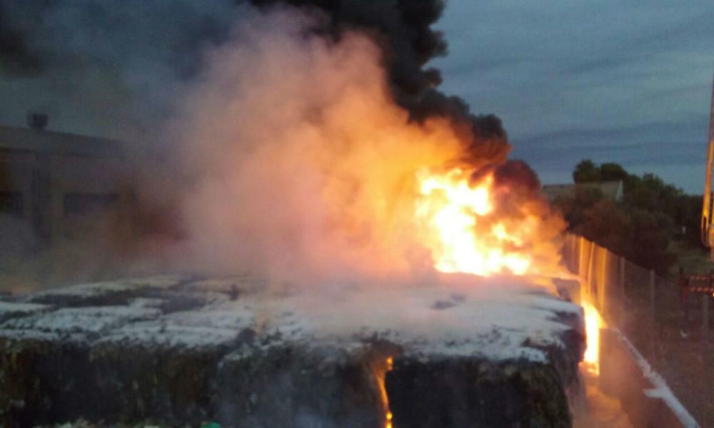 Los bomberos tratan de sofocar un virulento incendio en una planta de residuos de AIicante