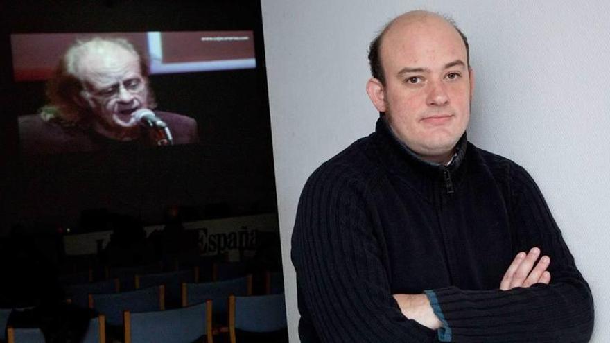 Barrero, a la derecha, durante la proyección del concierto de Luis Eduardo Aute, al fondo.