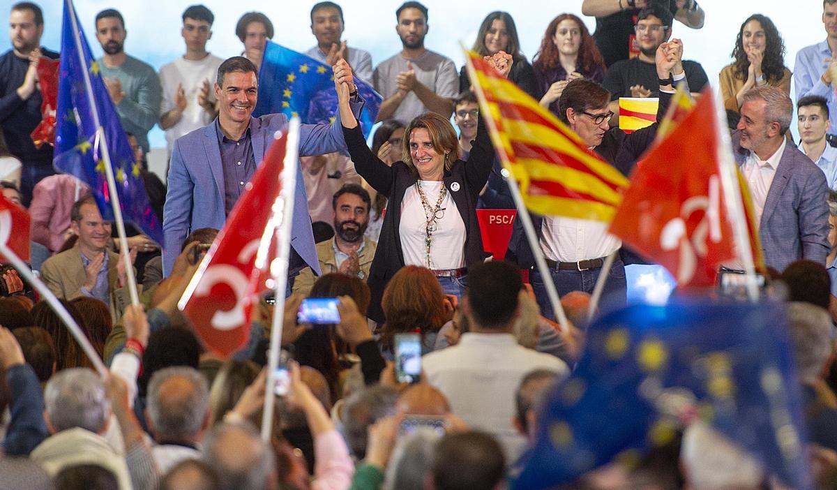 El presidente del Gobierno, Pedro Sánchez, junto a la vicepresidenta tercera y candidata del PSOE en las europeas, Teresa Ribera, durante un acto de precampaña.