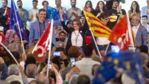 El presidente del Gobierno, Pedro Sánchez, junto a la vicepresidenta tercera y candidata del PSOE en las europeas, Teresa Ribera, durante un acto de precampaña.