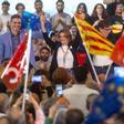 El presidente del Gobierno, Pedro Sánchez, junto a la vicepresidenta tercera y candidata del PSOE en las europeas, Teresa Ribera, durante un acto de precampaña.