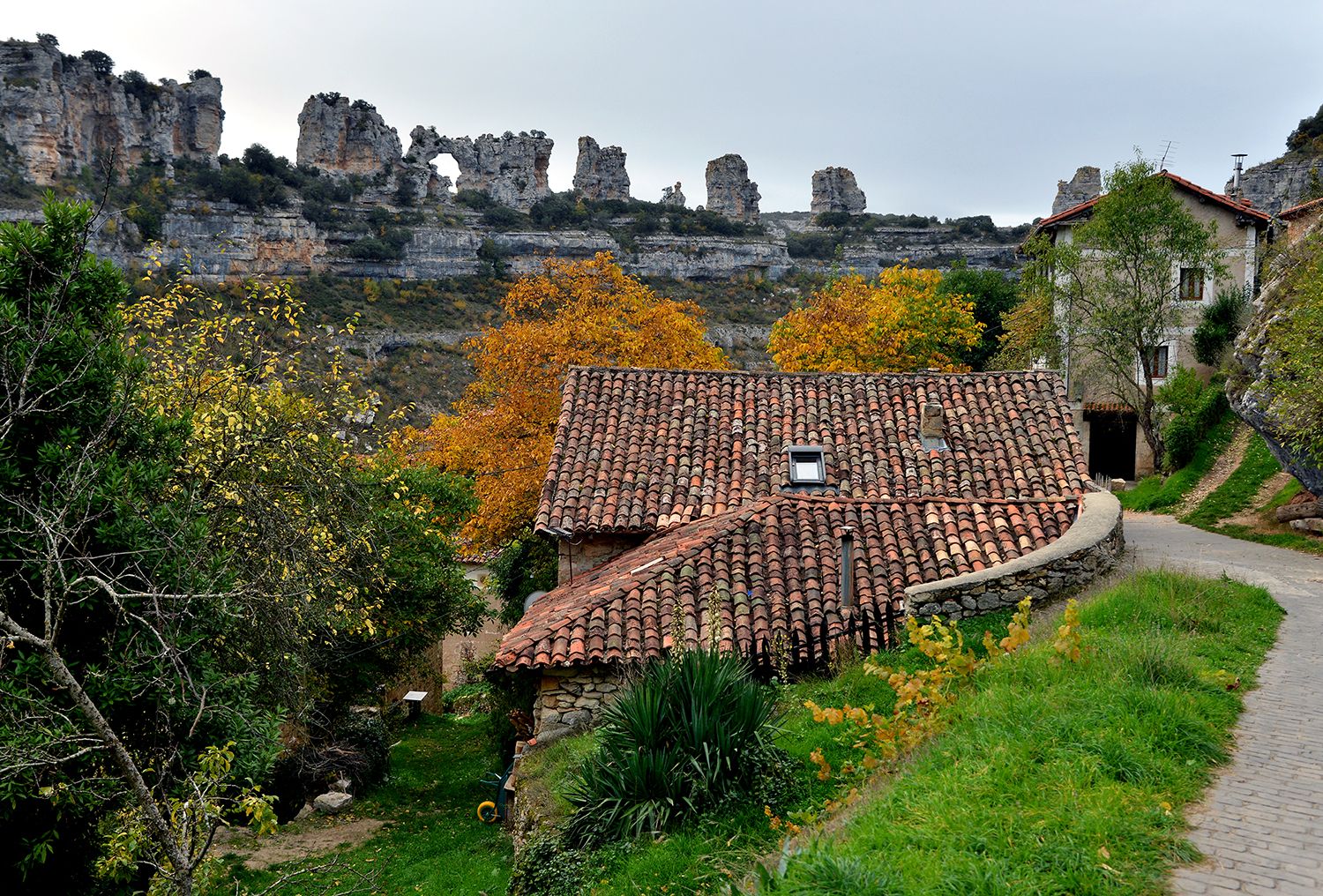 Orbaneja del Castillo y los riscos de Los Camellos.