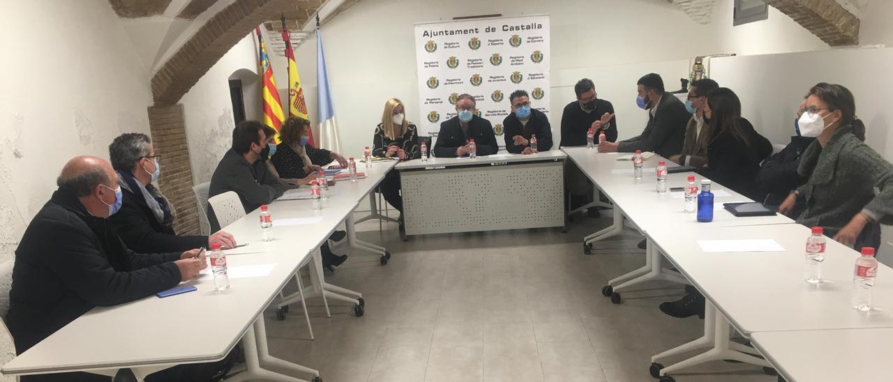 La reunión de los alcaldes de Castalla y Petrer con los diputados provinciales para estudiar el futuro uso del hotel del Xorret de Catí.