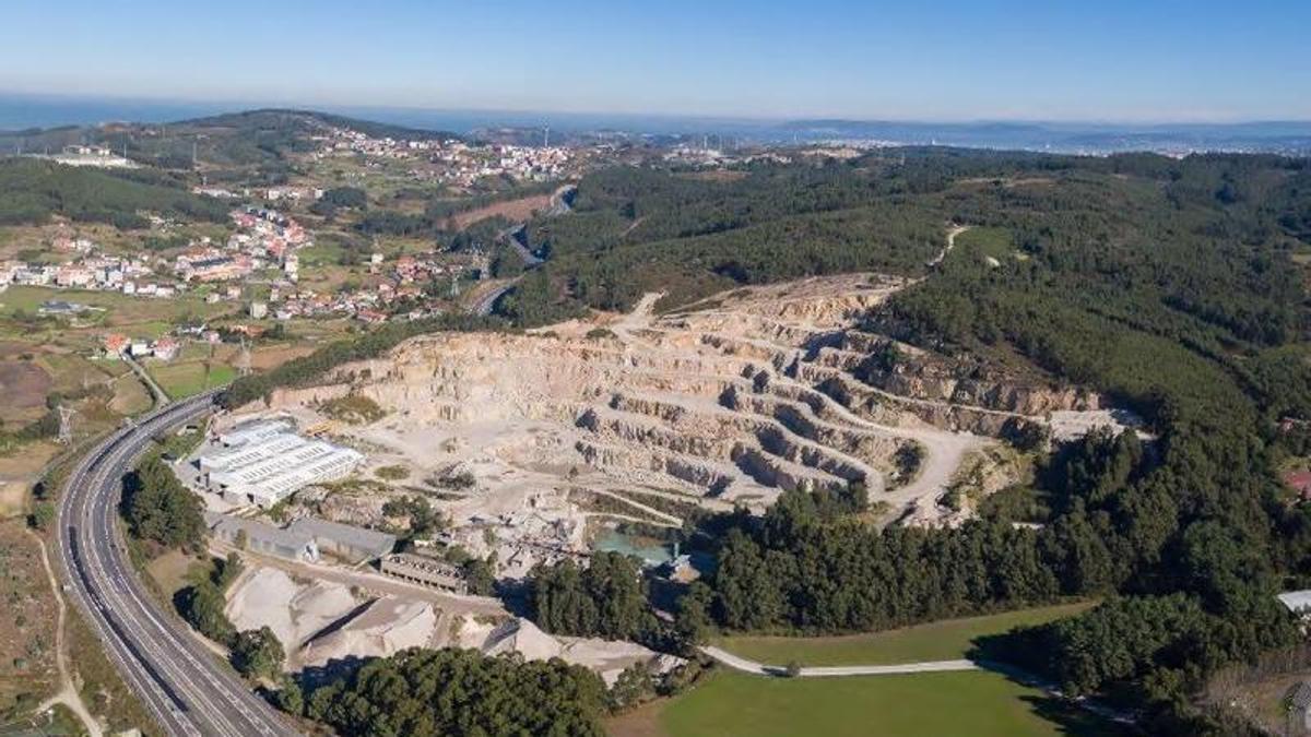 Vista aérea de la cantera Monte Costa, en Arteixo.