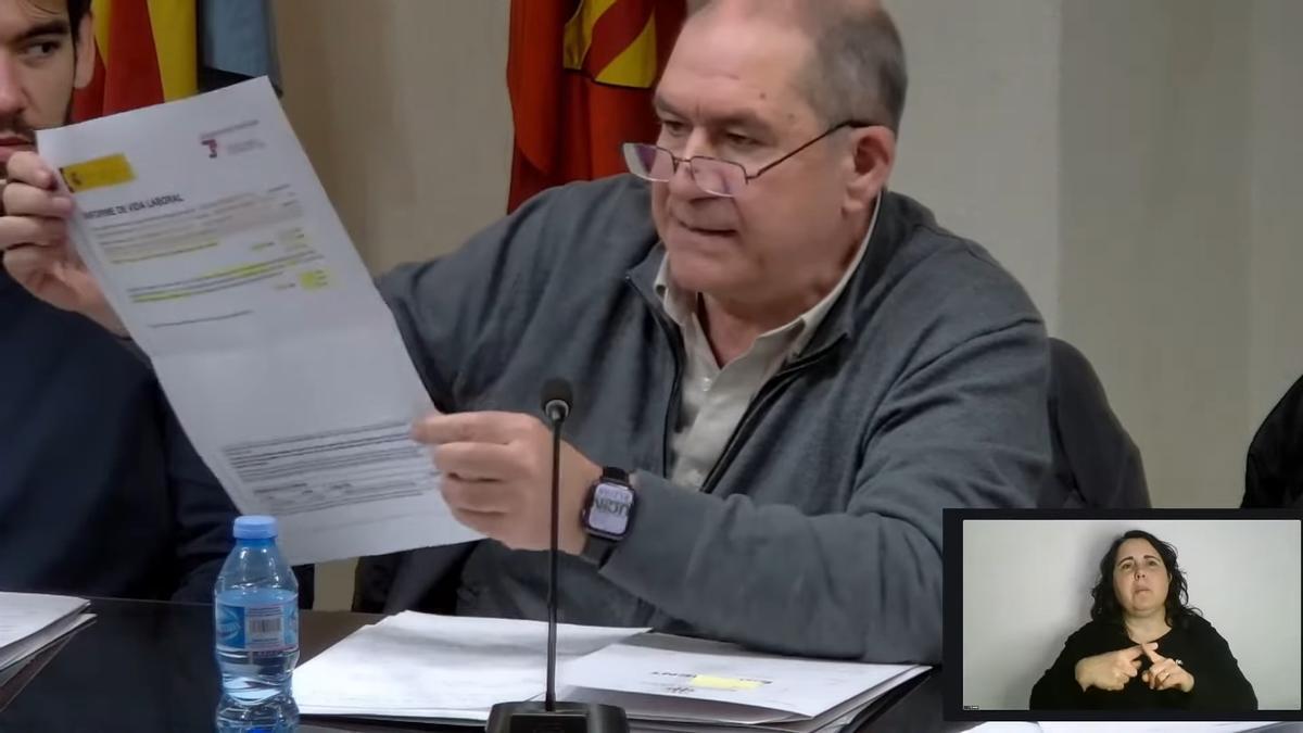 Montalvá muestra su vida laboral en el pleno.