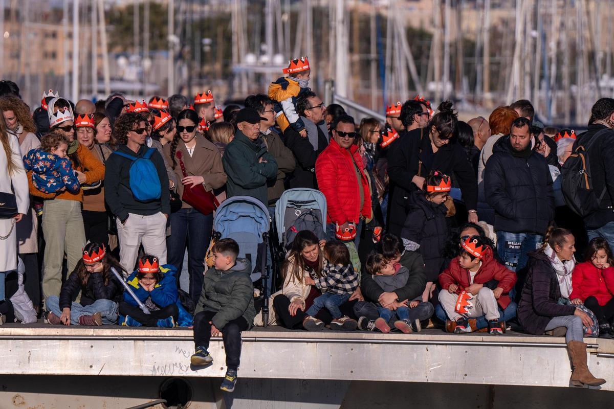 Miles de personas colman la costa de Barcelona para dar la bienvenida a los Reyes Magos