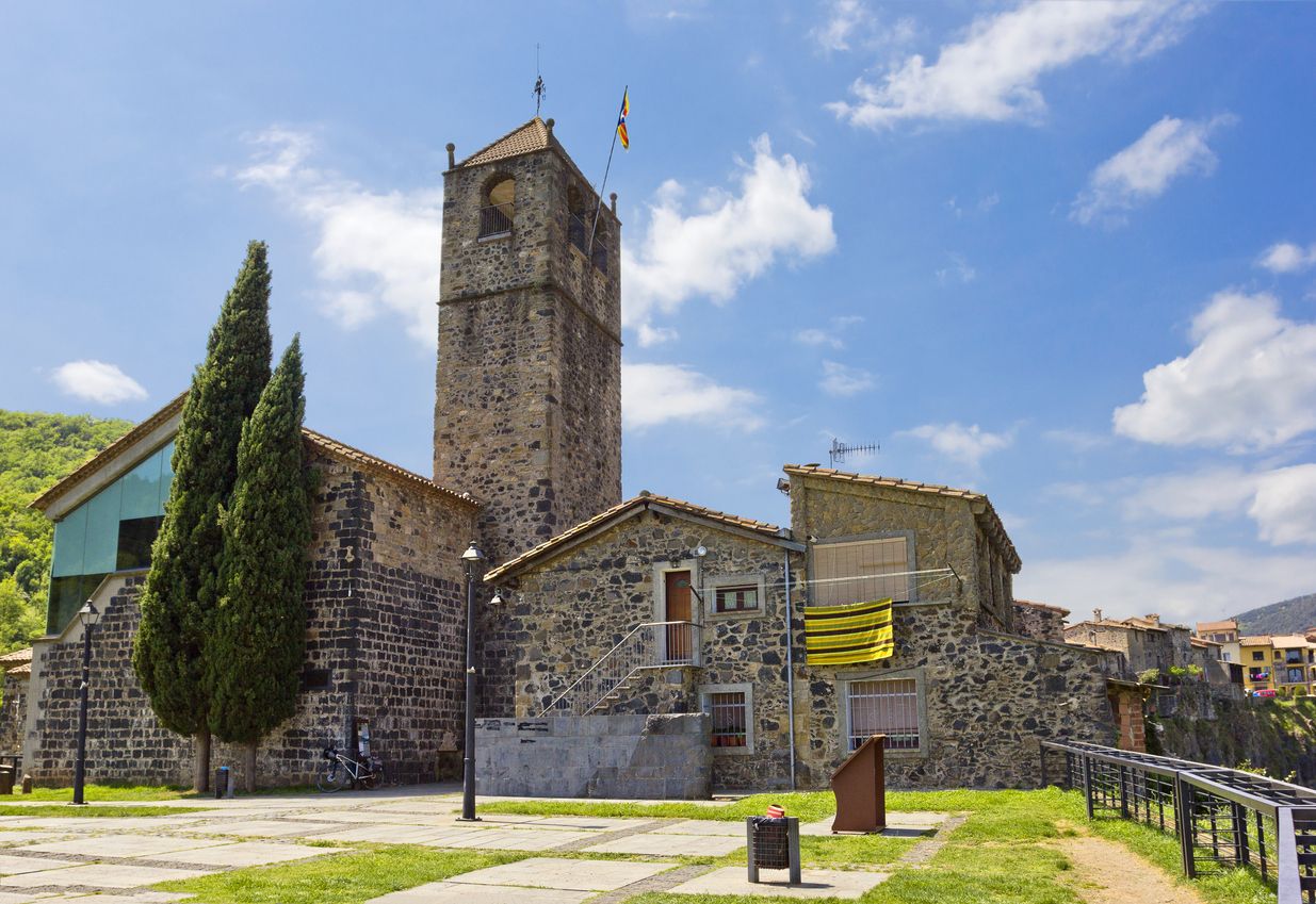 La iglesia de San Salvador en Castellfollit de la Roca
