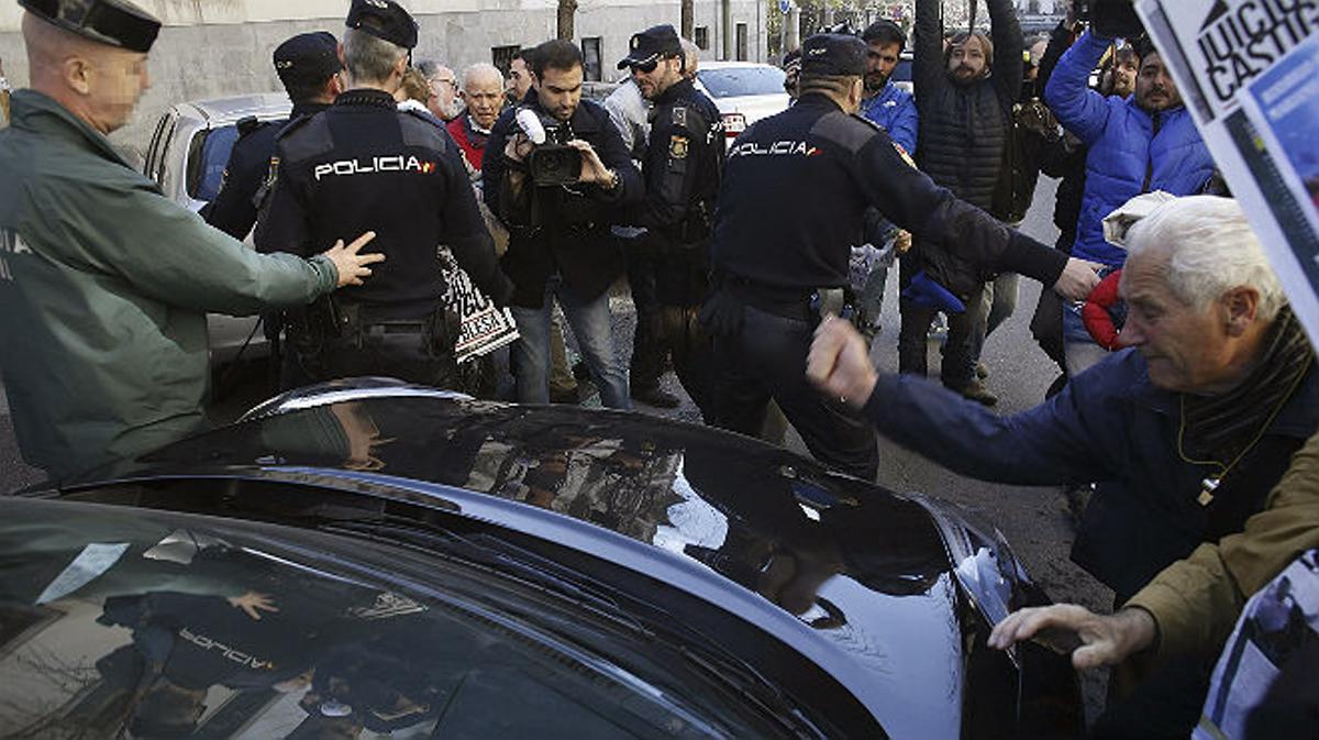 El cotxe de Miguel Blesa, sacsejat al sortir dels jutjats