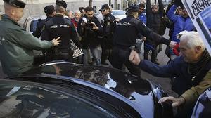 El cotxe de Miguel Blesa, sacsejat al sortir dels jutjats