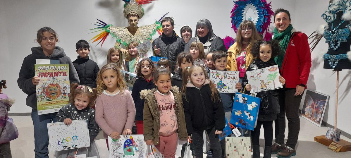 Foto de la entrega de premios del concurso de dibujo del Carnaval.