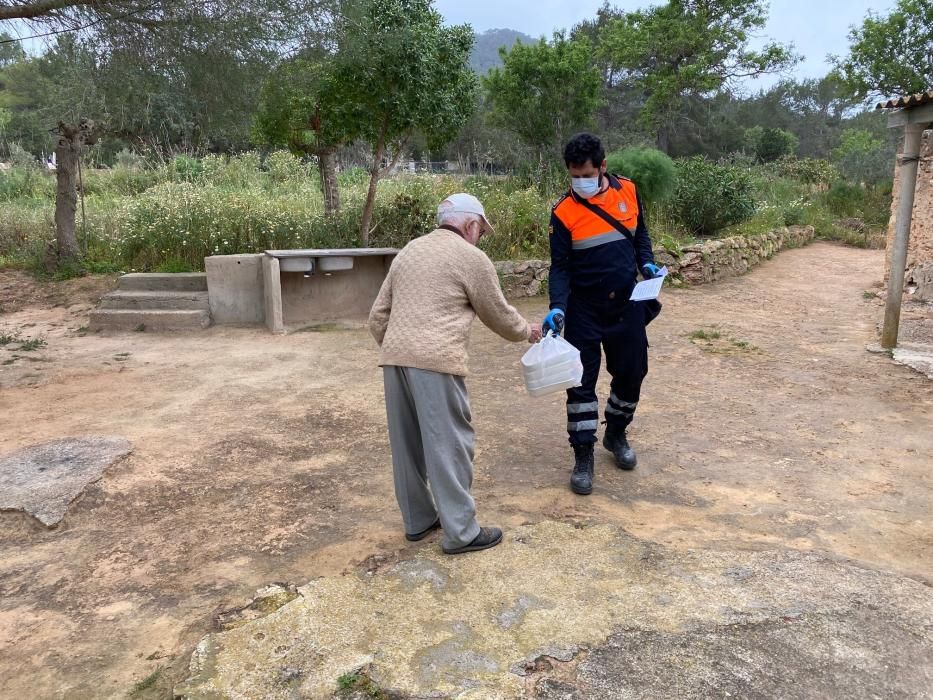 Protección Civil de Sant Josep lleva comida a domicilio.