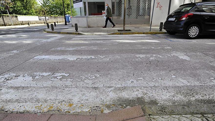 Paso de peatones desdibujado en el centro de A Estrada.