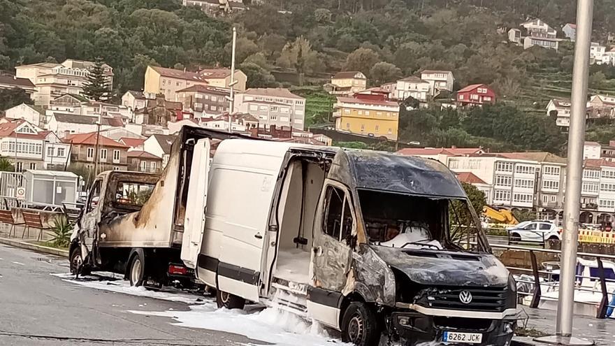 Arden dos camiones de pescado en la zona portuaria de Muros
