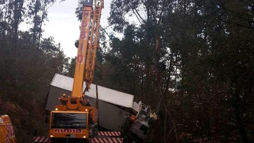 Retirada del camión siniestrado, ayer, en el vial Portela-Pontevea.