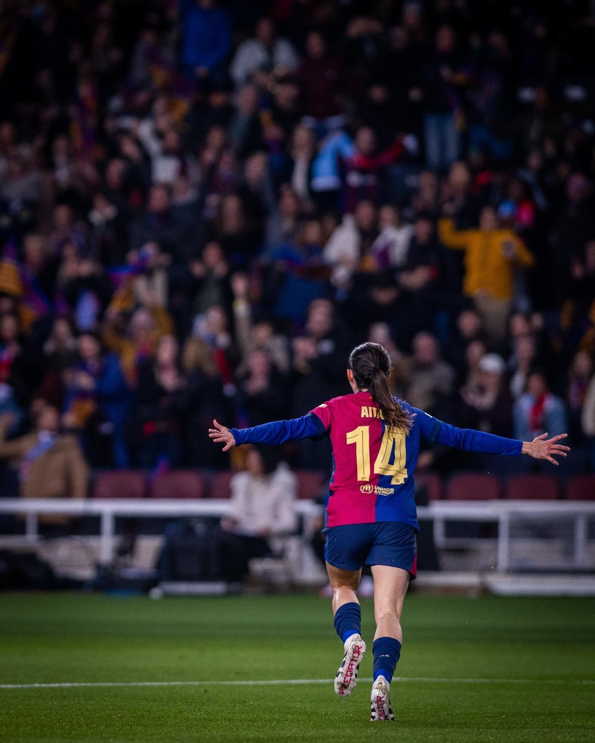 Aitana Bonmatí durante un partido contra el Real Madrid