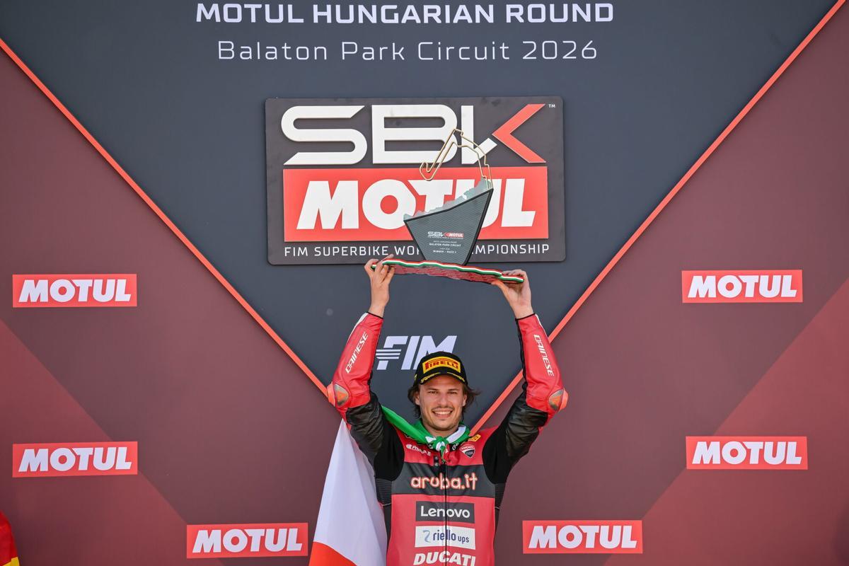 Balatonfokajar (Hungary), 02/05/2026.- Italy's Nicolo Bulega of Aruba.it Racing - Ducati celebrates with the trophy on the podium after winning race one of the Hungarian Grand Prix of the Superbike World Championship at the Balaton Park Circuit in Balatonfokajar, Hungary, 02 May 2026. (Motociclismo, Hungría, Italia) EFE/EPA/Tamas Vasvari HUNGARY OUT