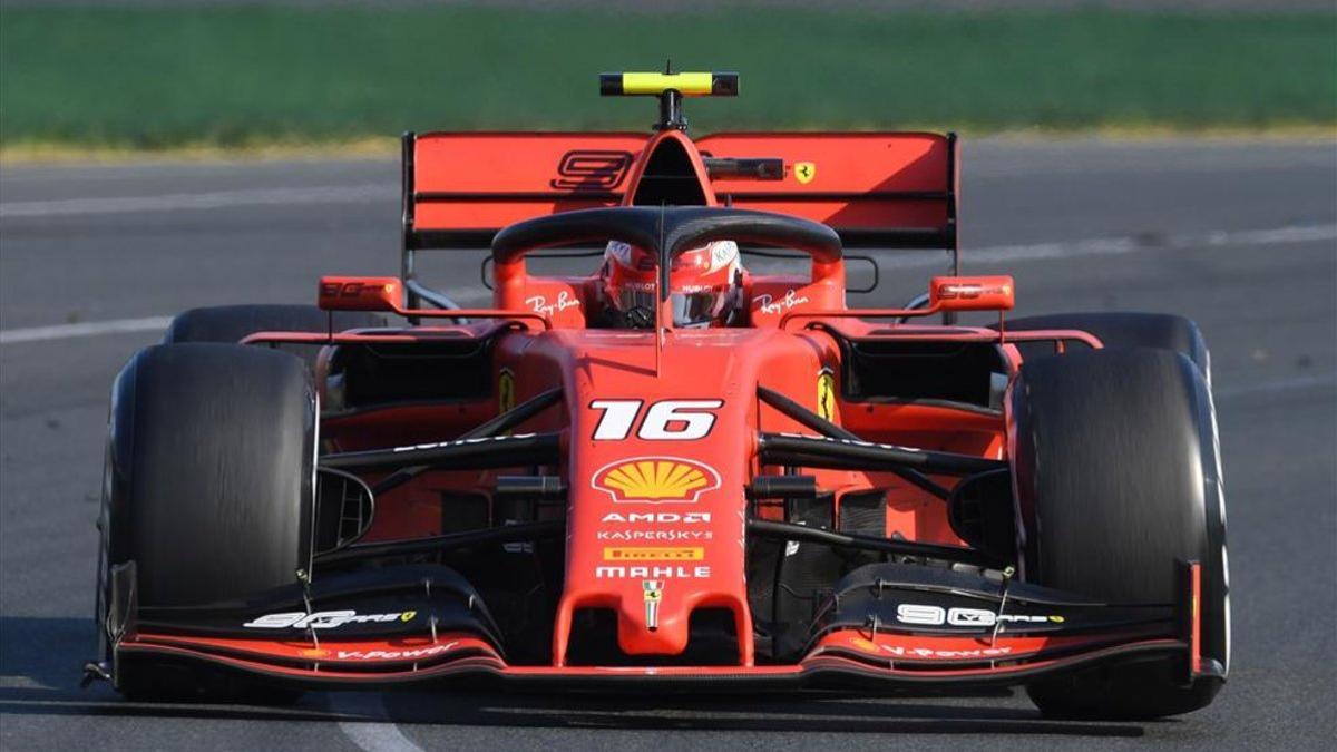 Leclerc a bordo de su Ferrari número 16