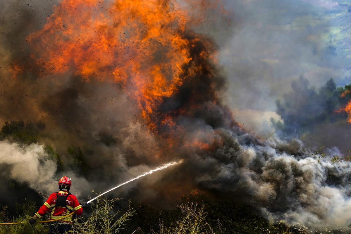 Uns 800 efectius de bombers de Portugal combaten contra 11 incendis actius al país Uns 800 efectius de bombers de Portugal combaten contra 11 incendis actius al país