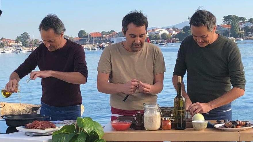 Los hermanos Torres y Javier Olleros durante el rodaje en Punta Moreiras. // Muñiz