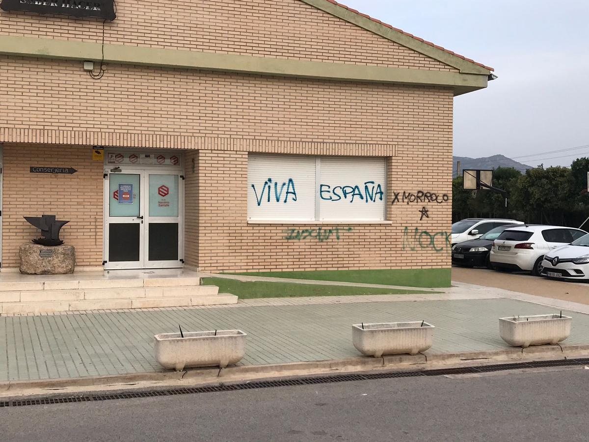 Pintadas en la fachada y ventanas de la conserjería del IES Navarro Santafé de Villena.