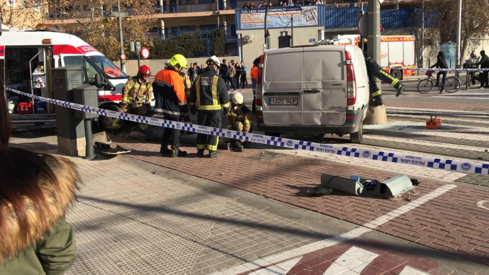 El tranvía choca contra una furgoneta en València