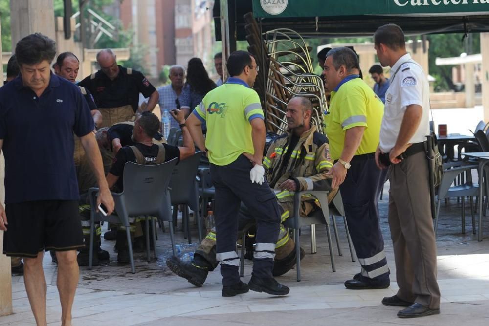 Los bomberos de Murcia, luchando contra el fuego c