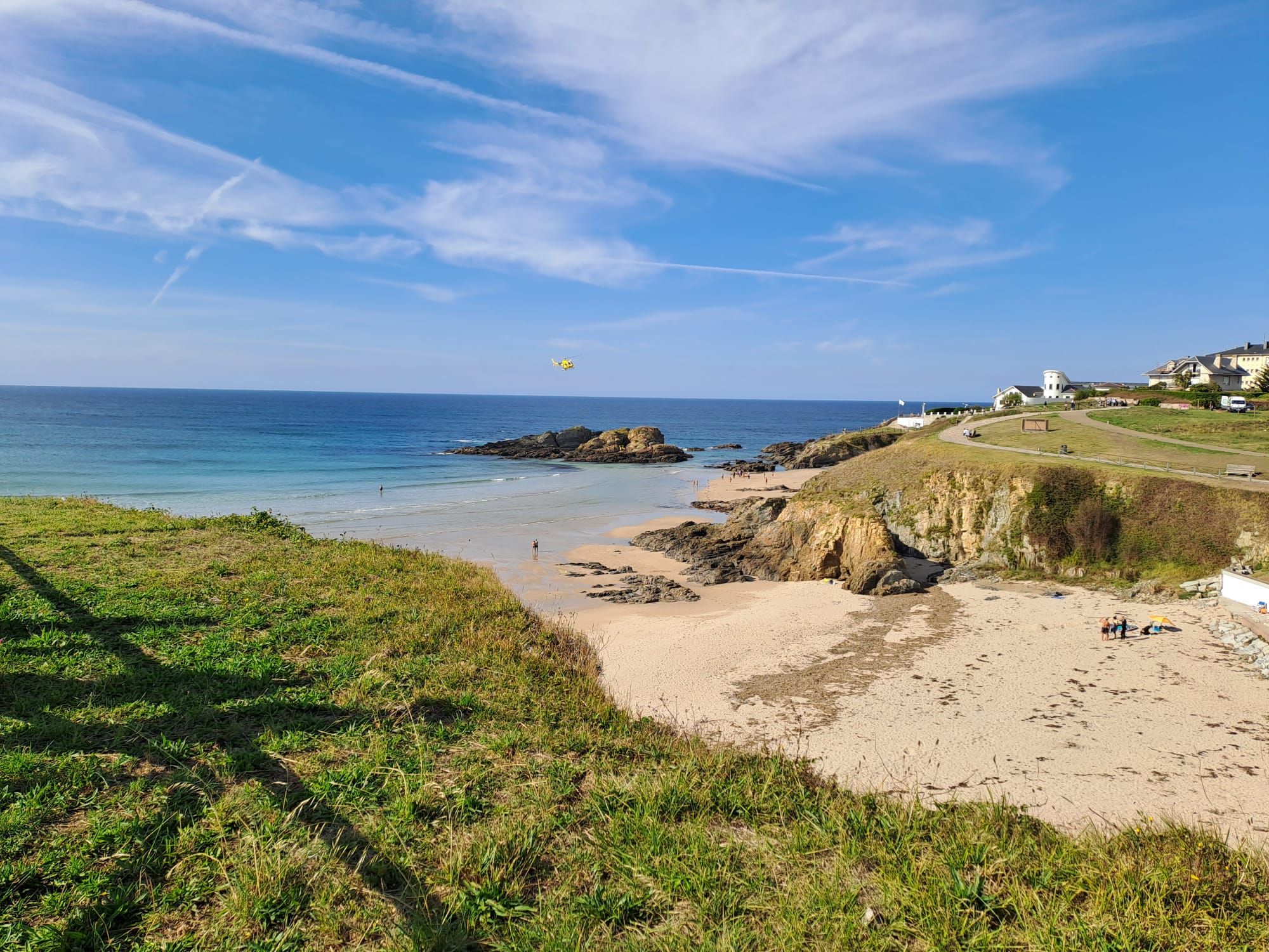 En imágenes: El helicóptero del 112 rescata a un hombre en la playa de Tapia