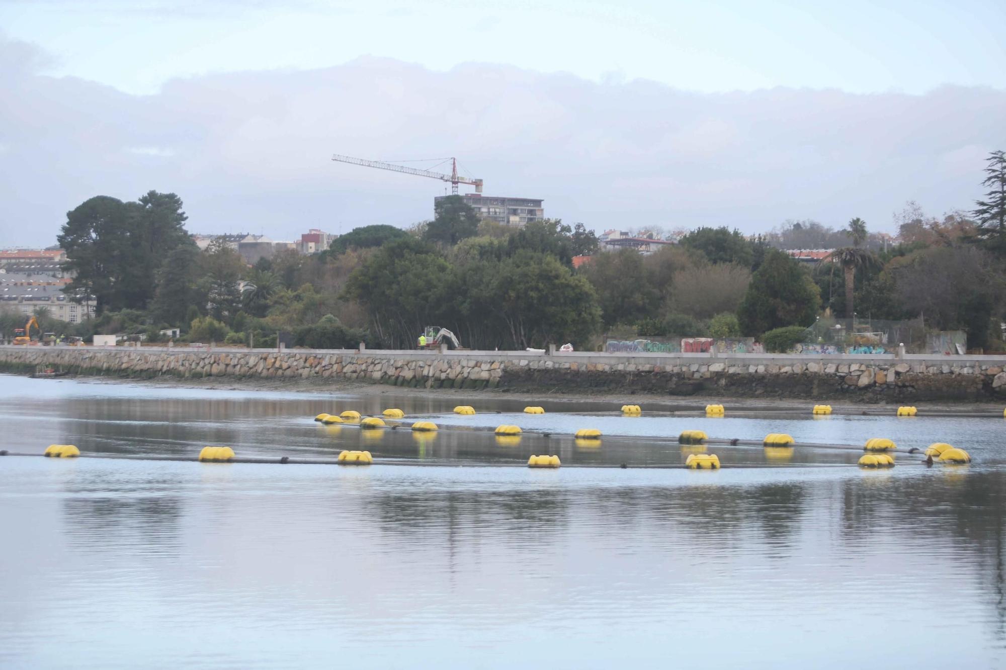 Visita de autoridades a las obras de regeneración de la ría de O Burgo